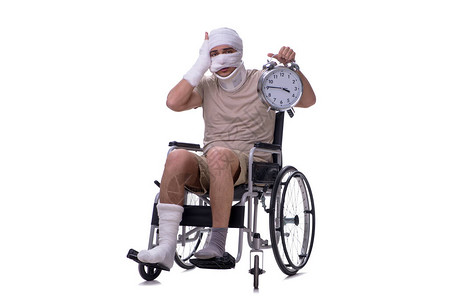 身着轮椅的受伤男子在图片