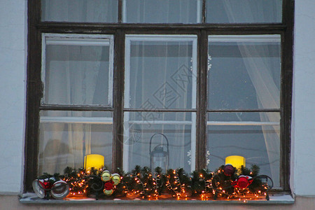一个装饰着灯光的窗户圣诞礼物花朵钟图片