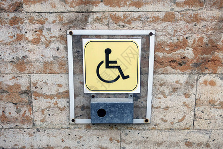 帮助残疾人呼叫按钮为残疾人提供帮助入口前的工作图片
