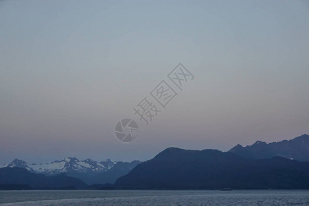 从阿拉斯加湾的一艘游轮上看到群岛和遥远的雪峰高山图片