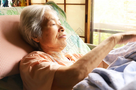 在护理床上放松的老妇人图片