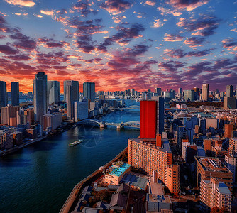 东京日落天空下苏门达河的广角全景图片