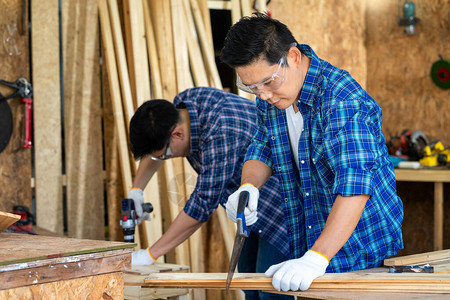 两个木匠在一家木工厂作木匠图片