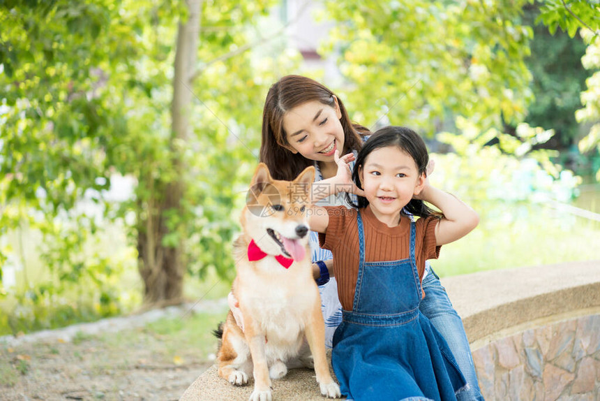 春天有母亲和女儿家庭在公园里玩小白图片