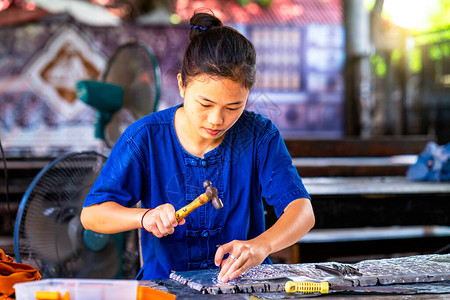 亚洲女人制作银器泰国工匠正在制作银器清迈WuaLai路上的银图片