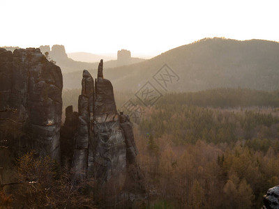 Blosstock岩石和远Falkenstein的落岩柱从瑞士萨克森的Affenstein图片
