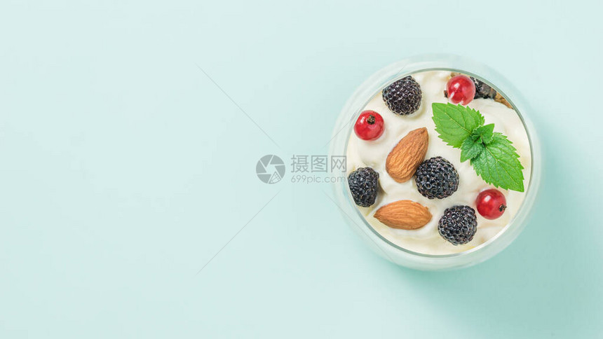 酸奶和浆果和杏仁图片