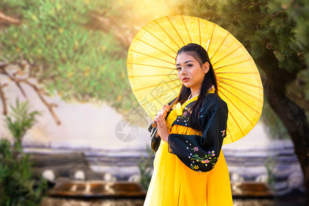 穿着韩服打着黄色雨伞的韩国女孩图片