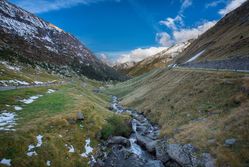 从Transfagarasan路拍摄的雪景根据TopGear的说法图片