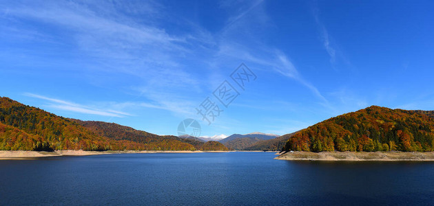 Vidraru湖罗曼尼安拉库尔维德拉鲁湖是罗马尼亚法加拉斯图片