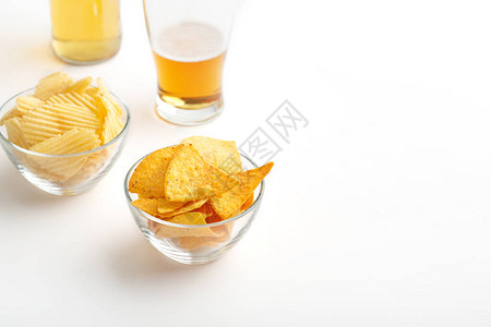 啤酒套装未完成的啤酒杯有轻冰架薯片和玉米饼的酒瓶图片