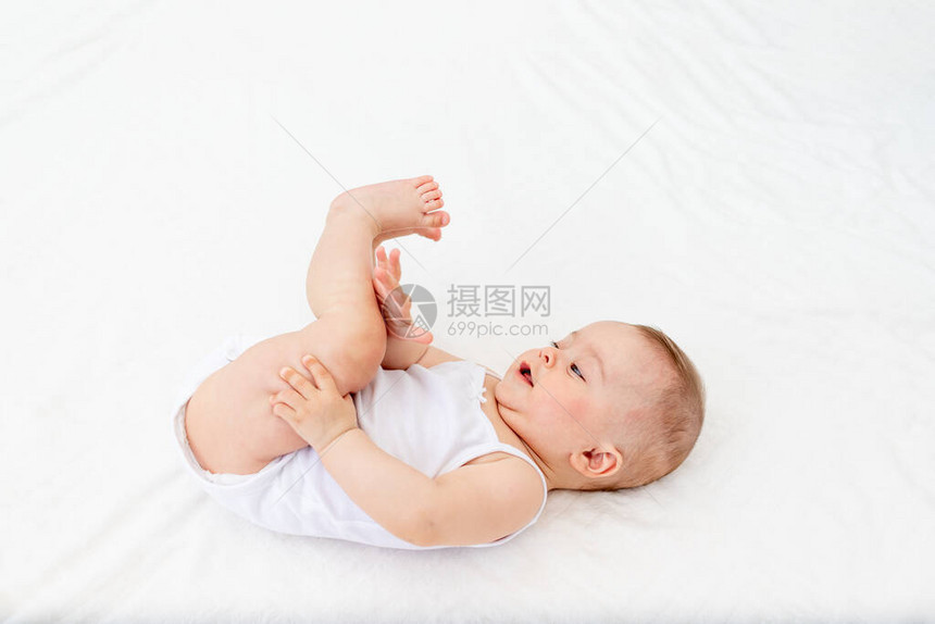 个月大的女婴仰卧在托儿所的床上图片