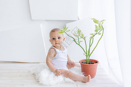 一个8个月大的小孩穿着白色衣服图片