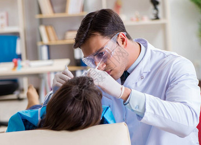 病人看牙医进行定期检图片