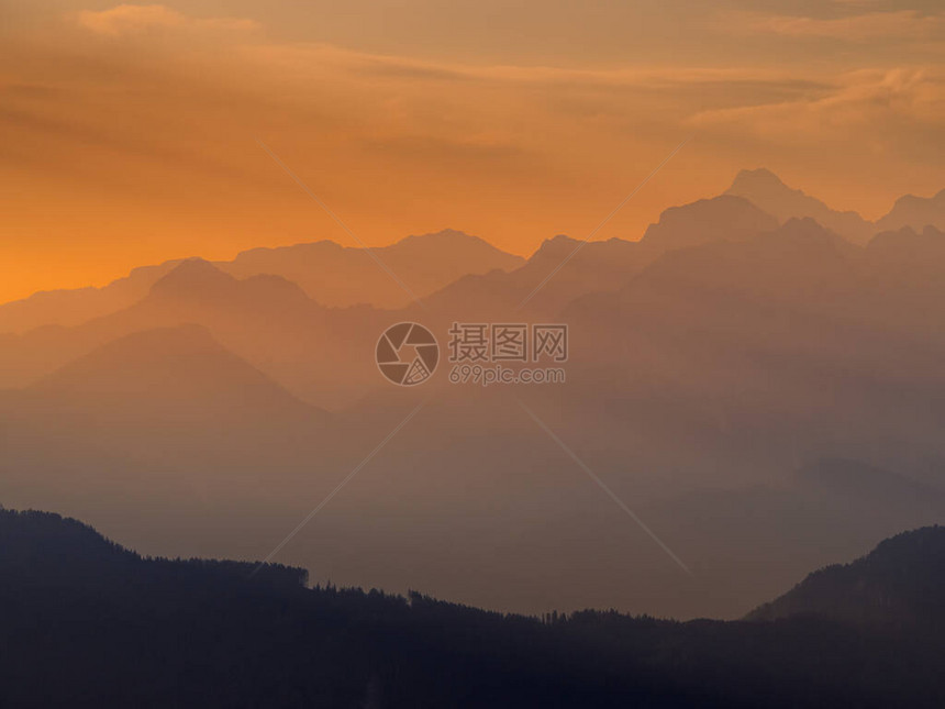 上午从日出前卡拉万克山脉阿尔卑斯山的Kosuta山脊看到图片