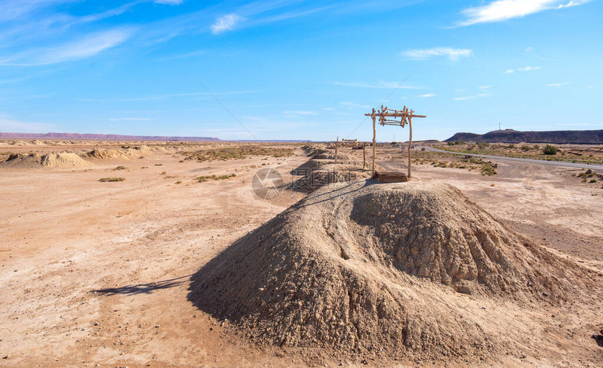 摩洛哥伊尔富德市附近非洲撒哈拉沙漠景观中的一口水井Ketthara的景色沙漠中废图片