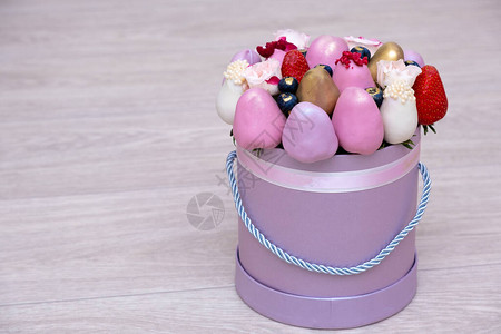 最美丽的鲜草莓花束白色粉红色和金色巧克力的鲜草莓图片