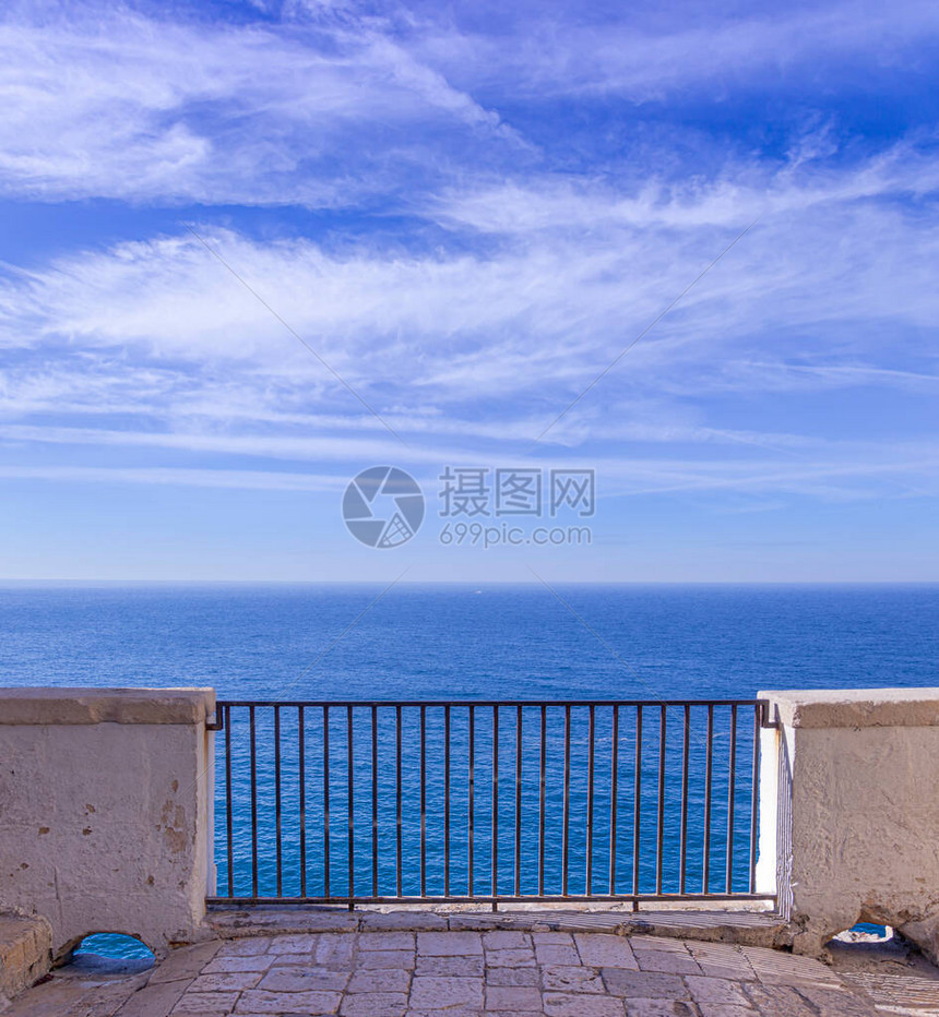 从Polignano的地平线海洋阳台看景色图片