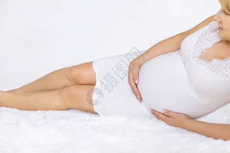 肚子在床上的孕妇有选择图片