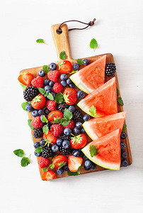 白上的水果和浆果拼盘蓝莓草莓覆盆子图片