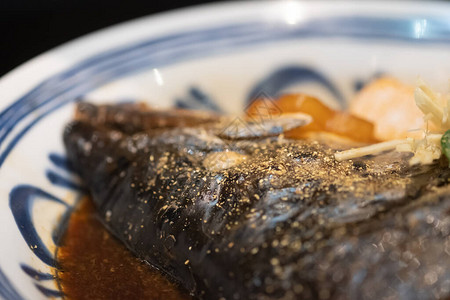 三文鱼头用酱油煮特写图片