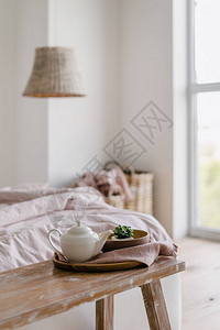 有选择地关注有家居装饰和餐盘茶壶的长椅垂直照片图片
