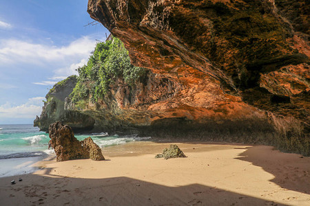 印度尼西亚巴厘岛苏鲁班海滩自然假期背景在岩石海岸的五颜六色的日出Rocs在海滩上蓝色的海洋节背景图片