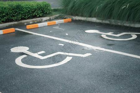 为残疾人保留的残疾人停车区残图片
