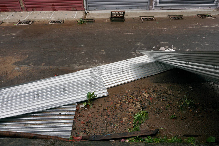 超级旋风Amphan破坏了新建筑中使用的铝板床单躺在路上图片