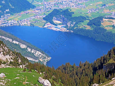 从埃门塔尔阿卑斯山的皮拉图斯山脉欣赏Alpnachersee湖图片
