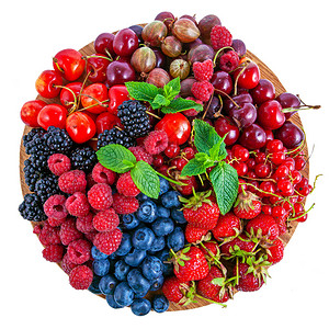圆盘上的新鲜夏季浆果分类图片