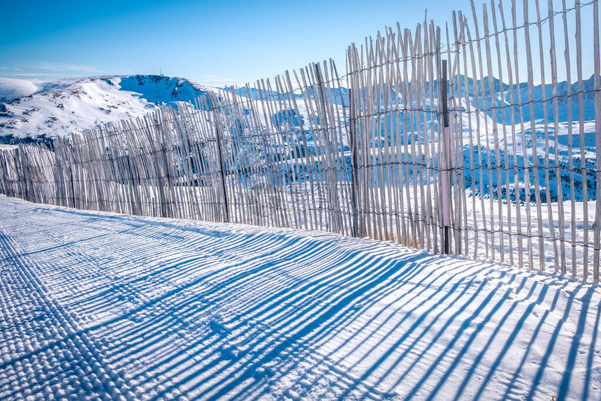 山中太阳的栅栏反射安道尔大瓦利拉滑雪图片