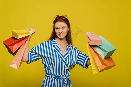 时尚的广告趋势模板有趣的女孩拖着大量的购物袋一个坚强和独立图片
