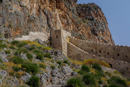 中世纪城堡镇Monemvasia东墙高塔堡垒图片