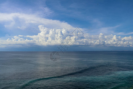 海平浪冷海和蓝天图片