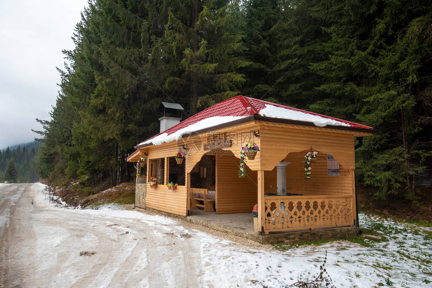 屋顶和周围有很多雪在保加利亚Dospat水坝拍图片