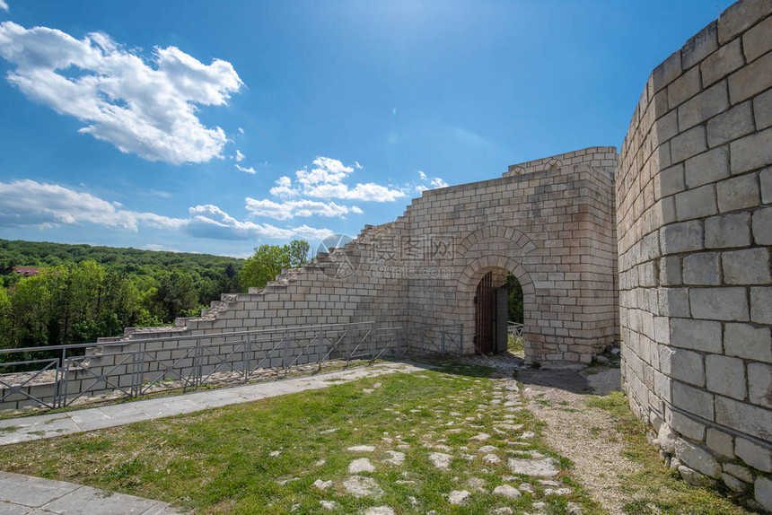 保加利亚古代Shumen堡垒废墟和部分重建的墙图片