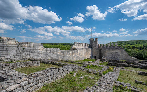 保加利亚古代Shumen堡垒废墟和部分重建的墙图片