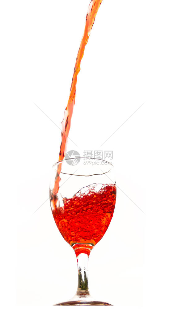 红酒倒入玻璃杯中与白色隔离图片