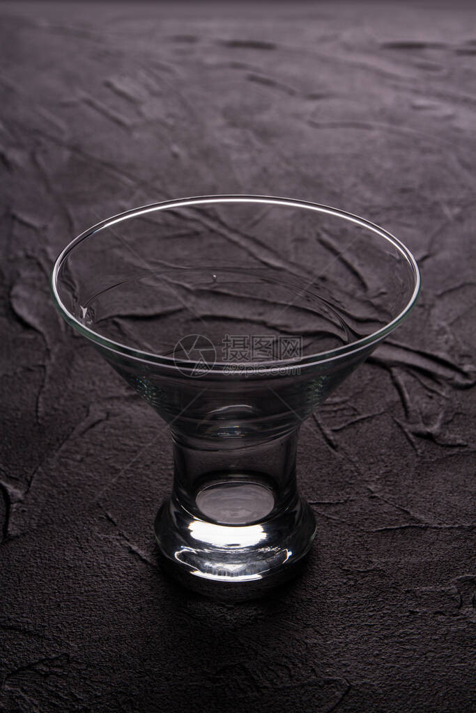 灰色背景上的单个透明玻璃碗图片