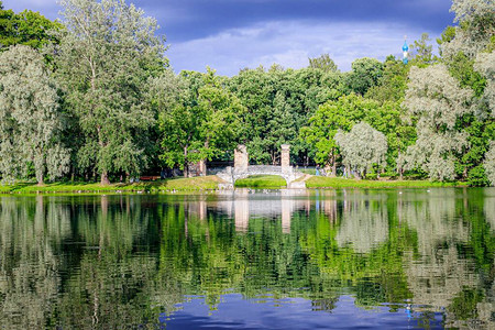水与桥在公园的镜像夏日公园公园里的湖城市公园美丽的夏日风景图片
