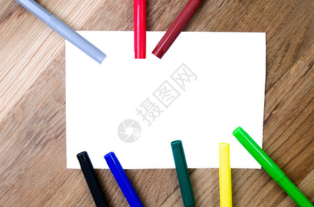 木制背景和文具上的白纸页就在附近纸铅笔触摸式钢笔的薄图片