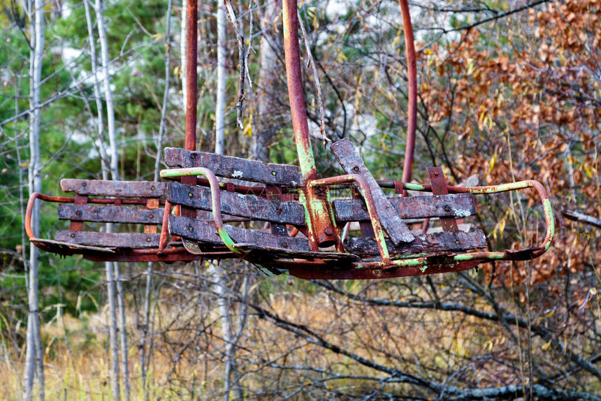 在Pripyat市中心游乐园切尔诺贝利灾难隔离区鬼城的弃置旋转图片