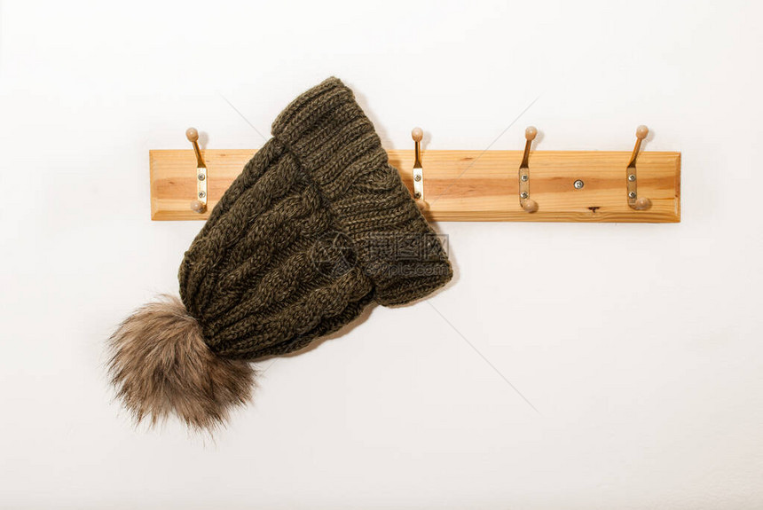 冬季羊毛帽和毛球挂在白色背图片