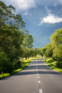 山上空荡的柏油路道路两旁绿树成荫旅行的概念高塔特拉山脉斯图片