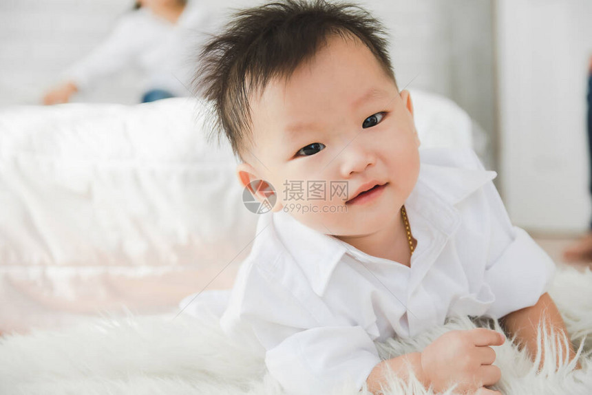 亚洲男孩日本儿童穿着白色衬衫在白色房间的白色卧室准备睡觉为了让回忆时刻保持家庭生活方图片