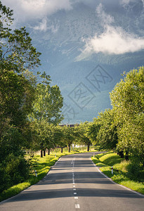 山上空荡的柏油路道路两旁绿树成荫旅行的概念高塔特拉山脉斯图片