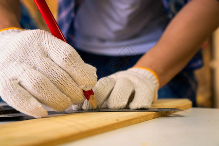 木匠正在木厂的木切割台上工作木材加工中的工人或专业施工图片
