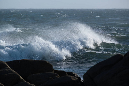 海洋上强烈的波浪图片