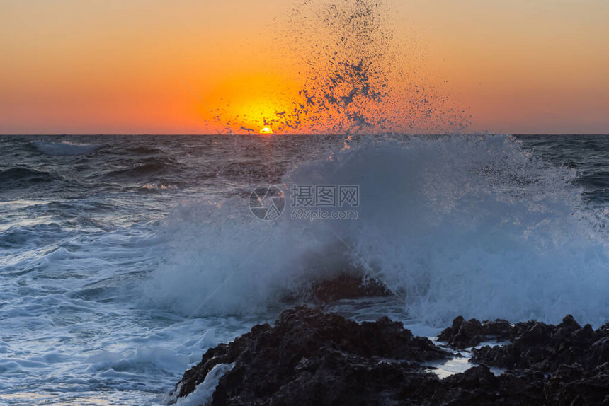 海上的日落和风暴以夕阳为背景的大浪黑海夏季风暴美丽的海图片